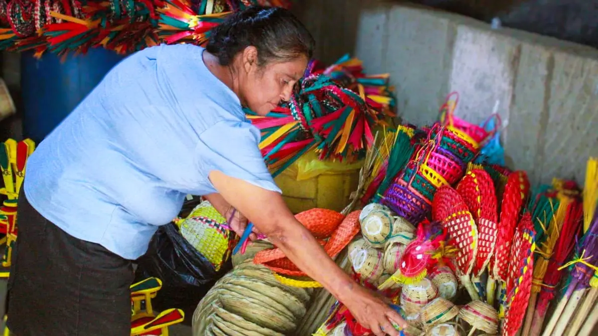Familia cumple 25 años creando gorros para la Purísima