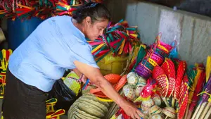 Familia cumple 25 años creando gorros para la Purísima