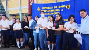 Jóvenes de Ciudad Sandino reciben bono para sus estudios universitarios