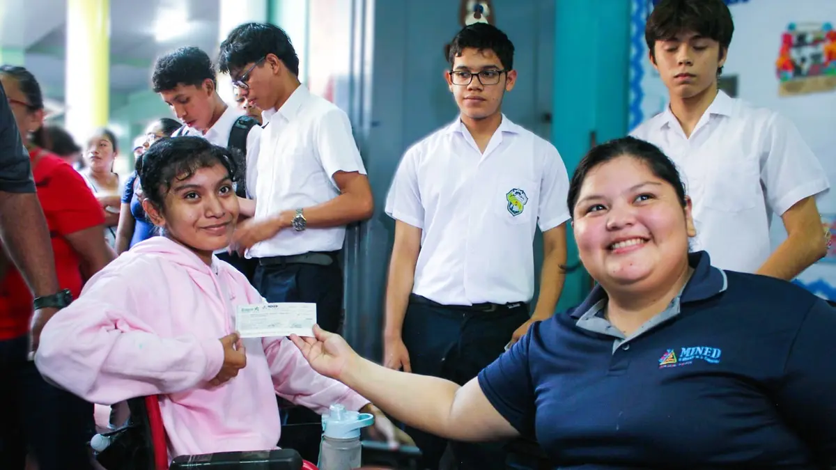 Entrega de bono motiva a jóvenes de Masaya a seguir estudiando