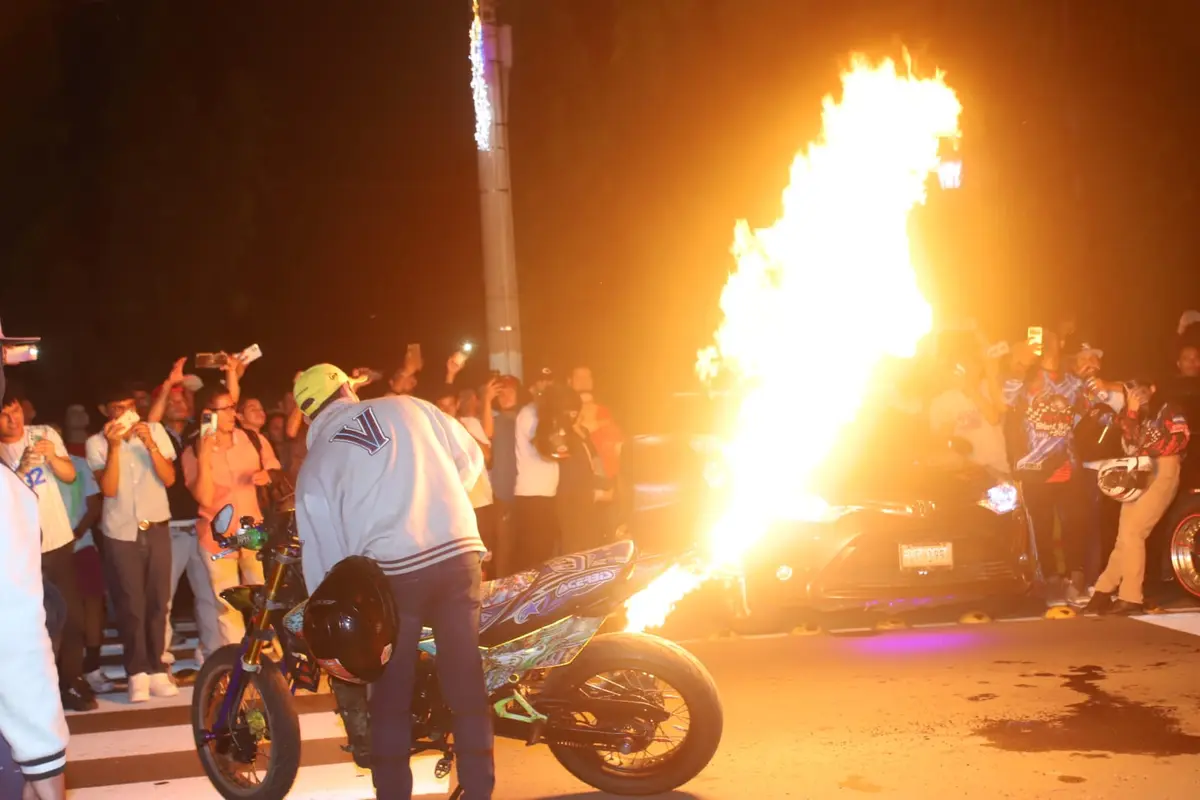 León celebra rodada y exhibición de autos y motos modificadas