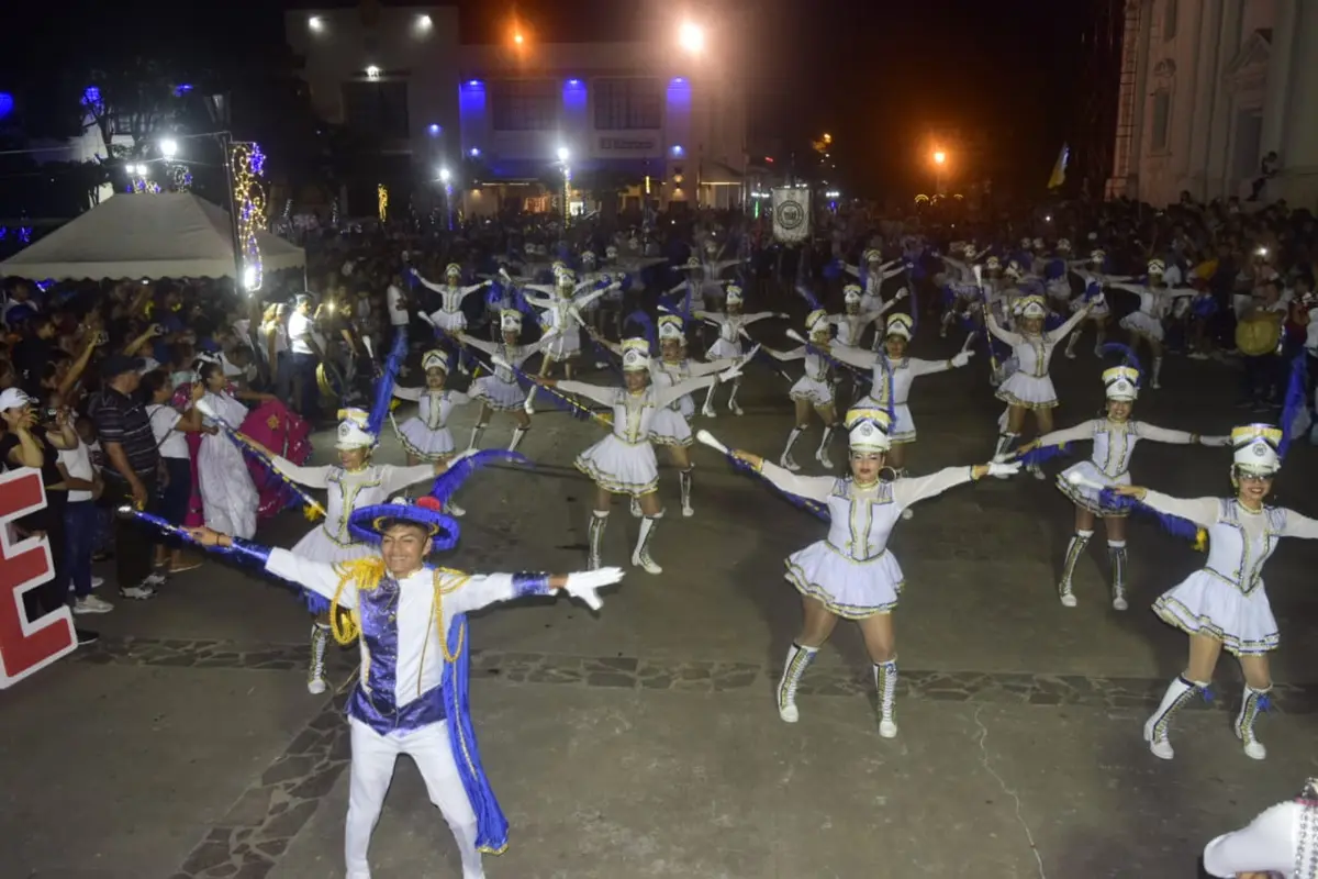 Familias de León disfrutan del festival de bandas y comparsas rítmicas