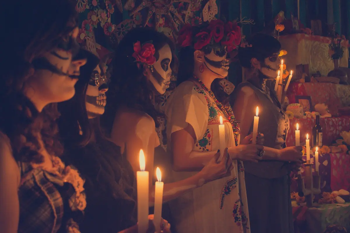 Mexicanos celebran el Día de Muertos honrando a sus seres queridos