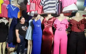 Comerciantes de mercados celebran el inicio de la temporada navideña