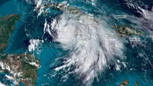 Huracán Rafael alcanza categoría 2 y se aproxima a Cuba