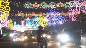 Luces navideñas decoran la principal avenida de Managua