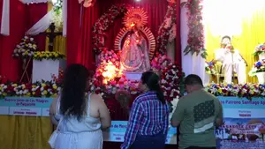 Granadinos visitan exposición nacional de "Nuestros Santos Patronos"