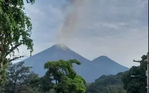 Volcán de fuego en Guatemala intensifica su actividad y caída de ceniza