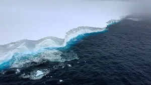 Después de años, el iceberg más grande del mundo reanuda su viaje