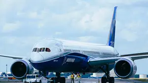 Encuentran cadáver en un tren de aterrizaje de avión en Hawái