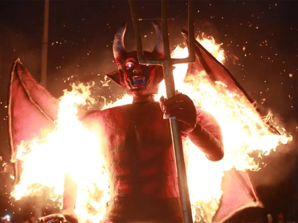 Guatemala celebra la tradicional "Quema del Diablo" para purificar el espíritu