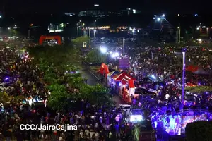 Exhibición navideña de vehículos modificados cautiva a Managua