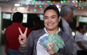 Adelantan pago de salario de Diciembre a trabajadores de la salud
