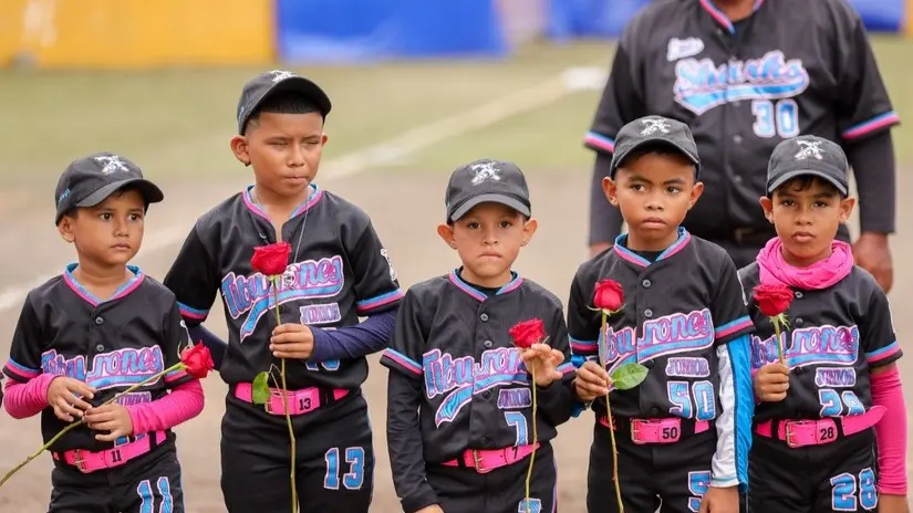 Niños deportistas rinden homenaje al Héroe Nacional Roberto Clemente