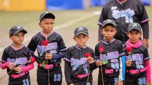 Niños deportistas rinden homenaje al Héroe Nacional Roberto Clemente
