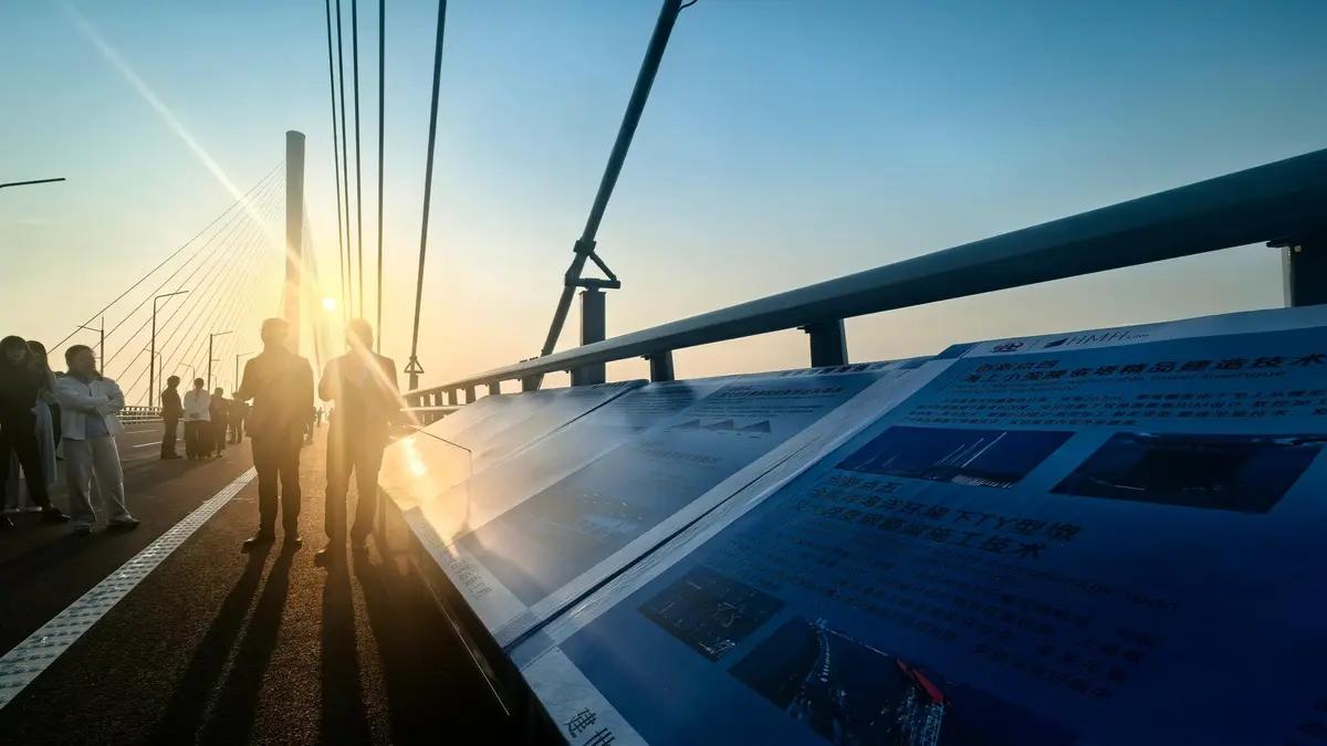 Periodistas latinoamericanos inauguran puente Huangmaohai en Guangdong