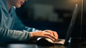 Demandan a empresa de IA tras incitar a un adolescente a matar a sus padres