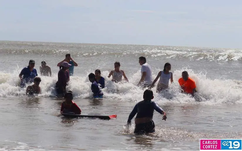 Turistas disfrutan de las playas en el inicio de 2025