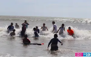 Turistas disfrutan de las playas en el inicio de 2025