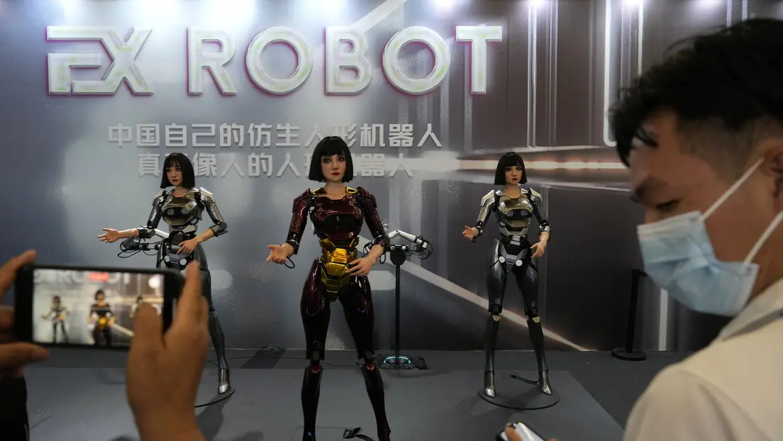 China promueve robots humanoides para el cuidado de personas mayores