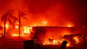 Incendio en Los Ángeles deja miles de evacuados y daños masivos