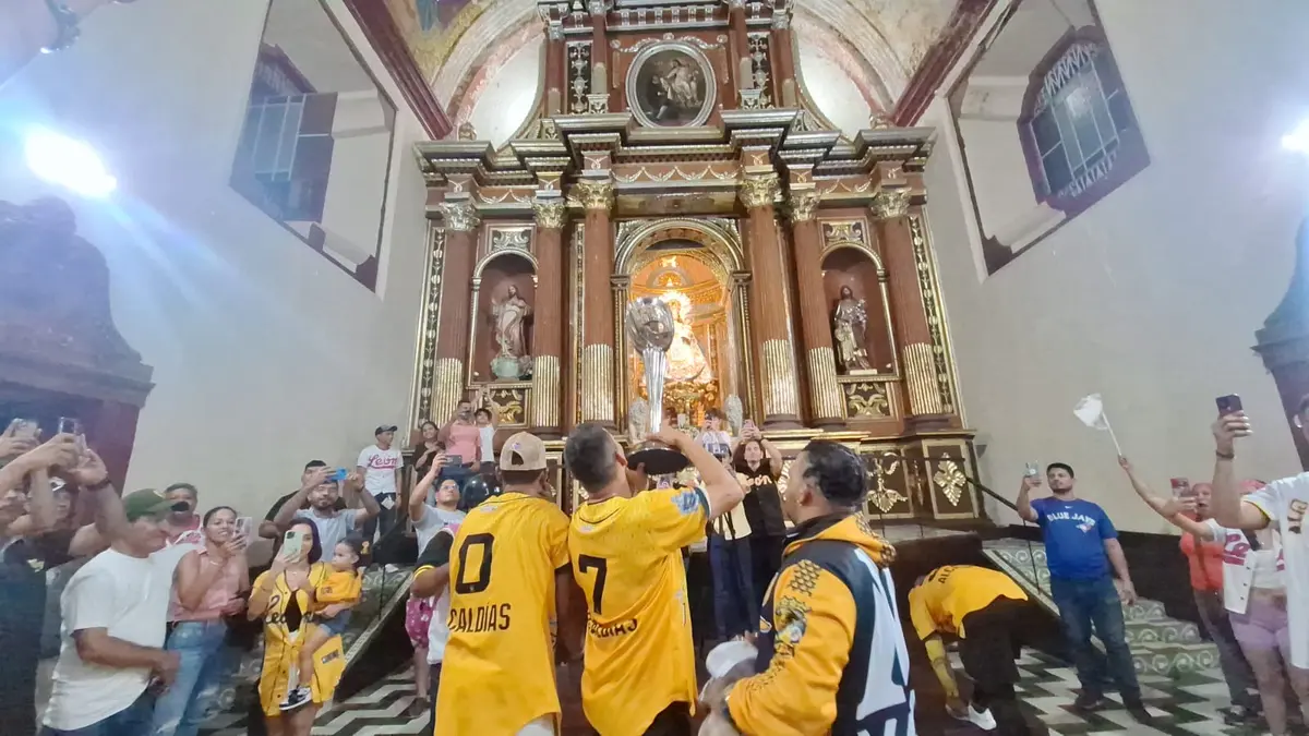 Leones de León entregan su título de La Profesional a la Virgen de la Merced
