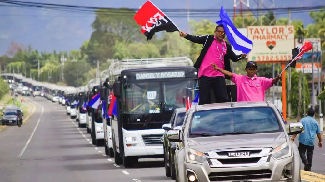 Familias en León reciben nuevos buses con alegría y orgullo