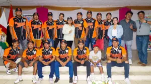 Equipo de béisbol de San Marcos recibe uniformes para competir