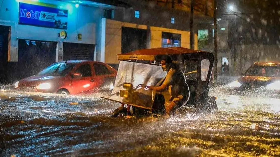 Perú declara estado de emergencia en 338 distritos por fuertes lluvias