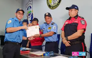 Bomberos se gradúan del curso de 