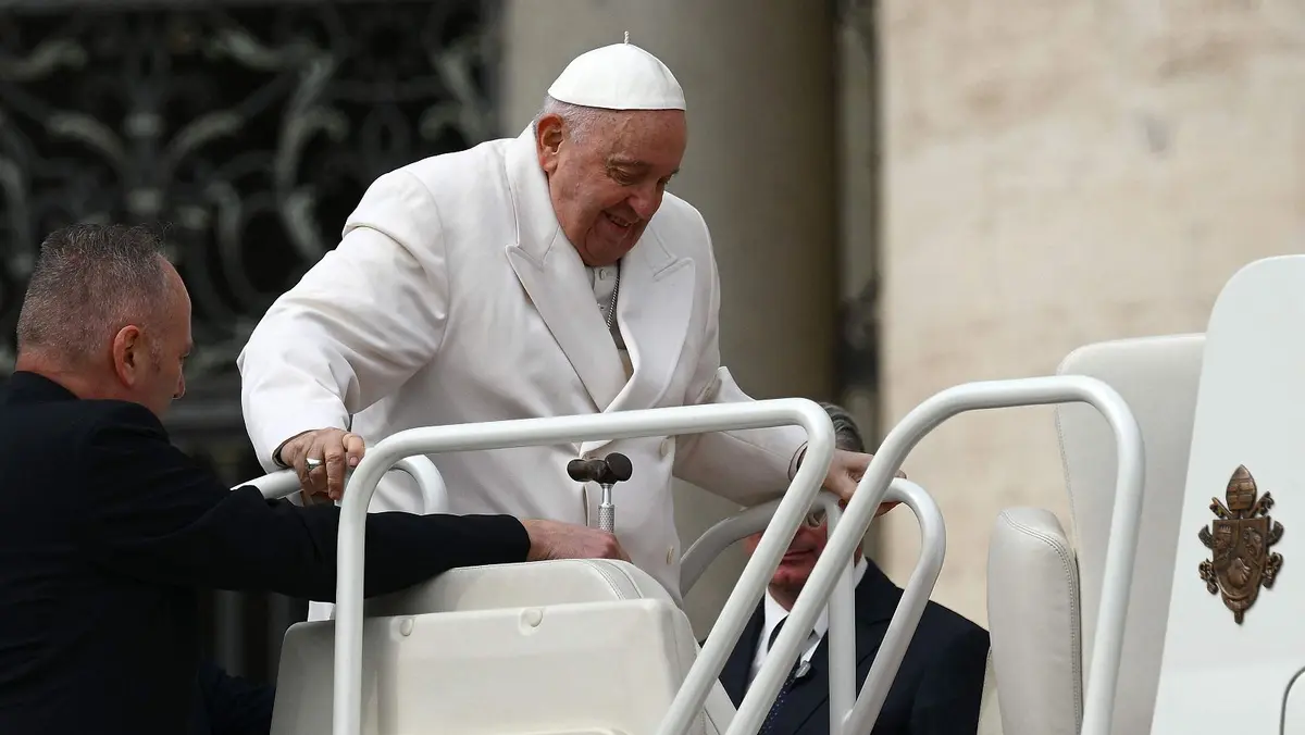 El papa Francisco sigue hospitalizado por neumonía bilateral