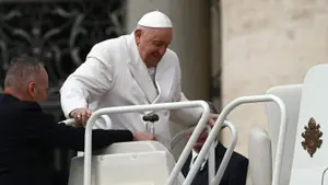 El papa Francisco sigue hospitalizado por neumonía bilateral