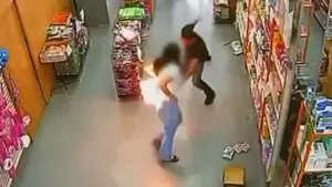 Impactante: celular explota en el bolsillo de una mujer mientras compra