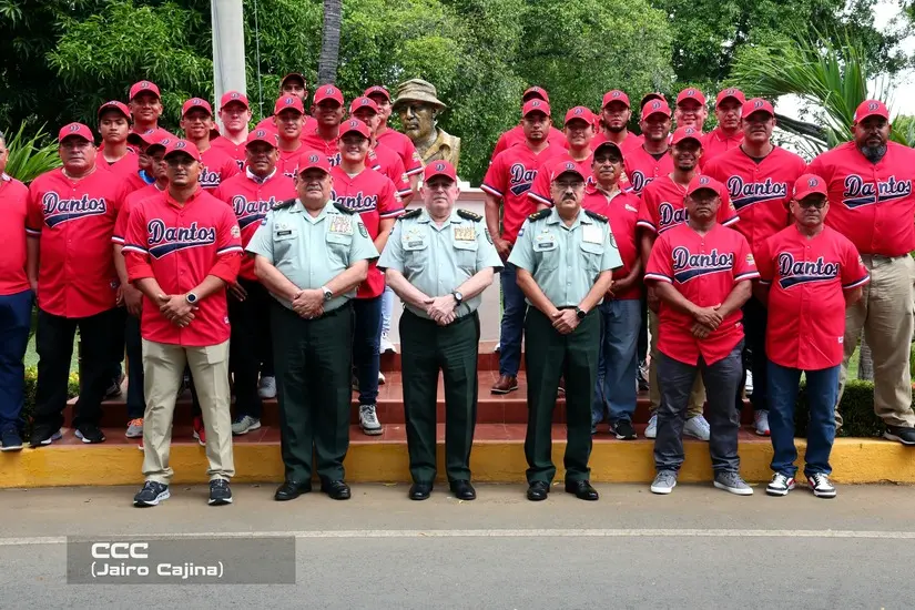 Dantos reciben nuevos uniformes para el Pomares 2025