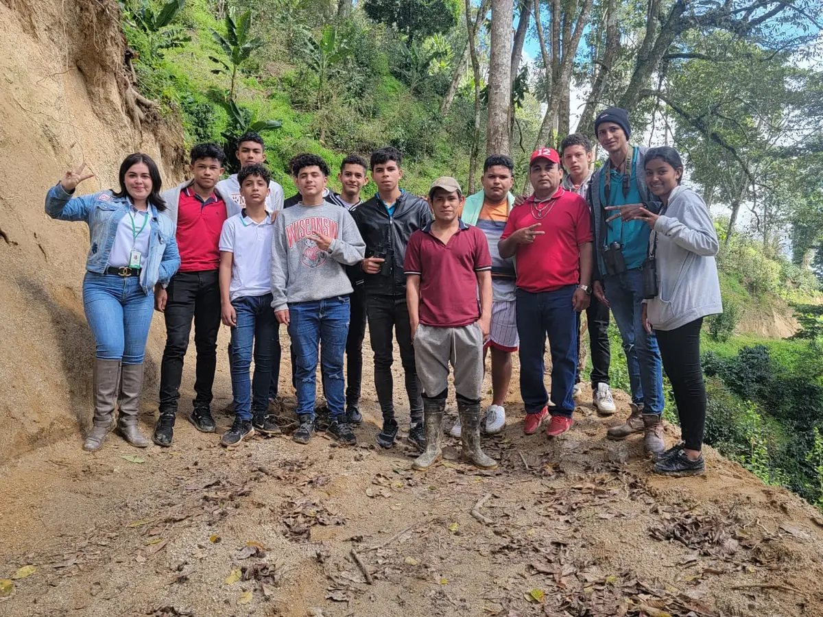 Jóvenes realizan Senderismo en Las Cumbres para celebrar a Darío