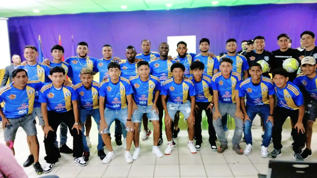 Entregan uniformes y material deportivo al Xilotepelt