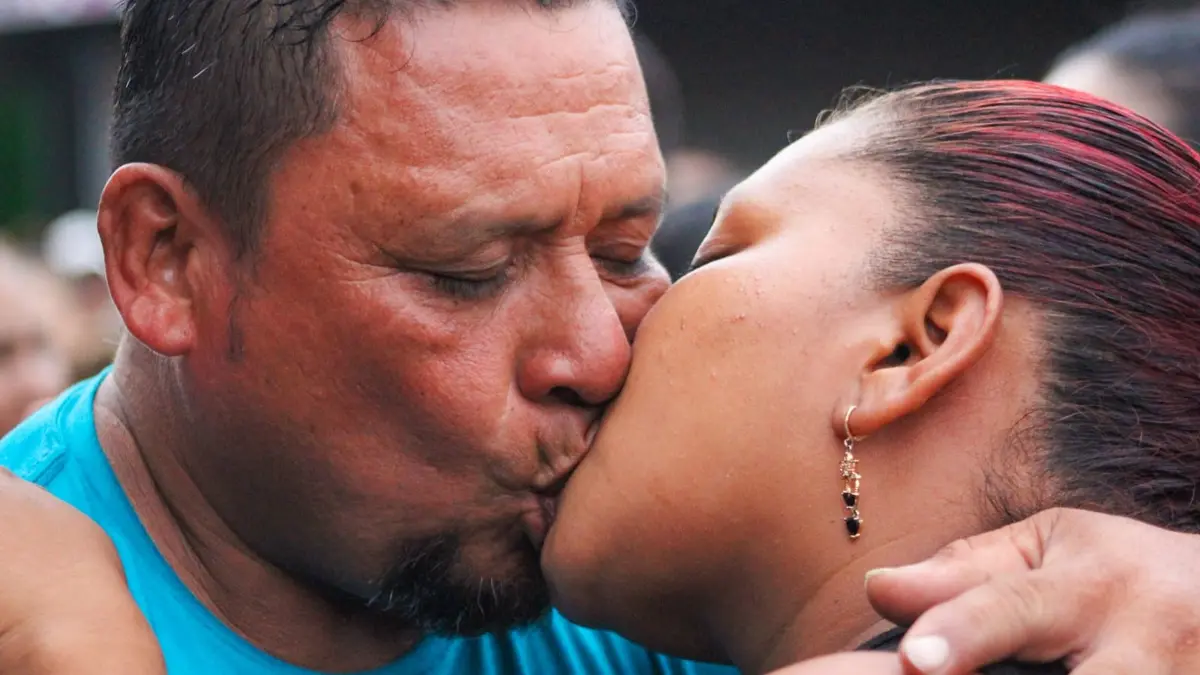 San Valentín llega al Mercado de Masaya: ¡El beso más largo!