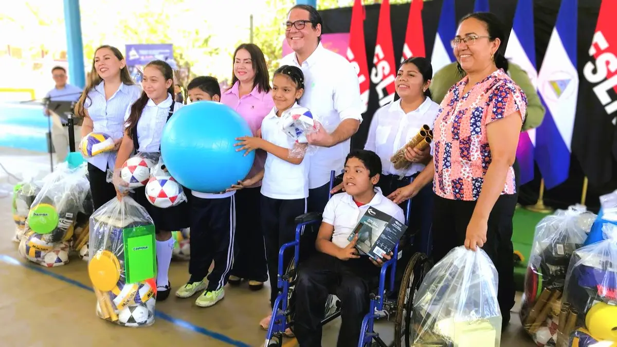 Fomentan el deporte en escuelas especiales con entrega de kits deportivos