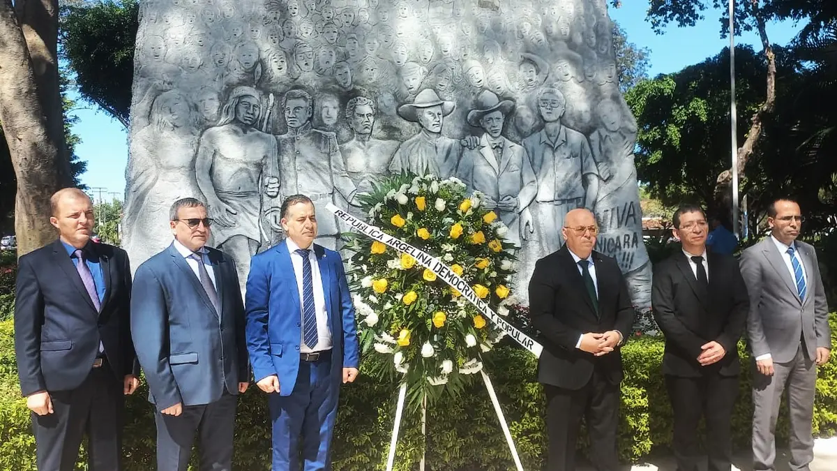 Delegación de Argelia honra a héroes de la Revolución en Managua