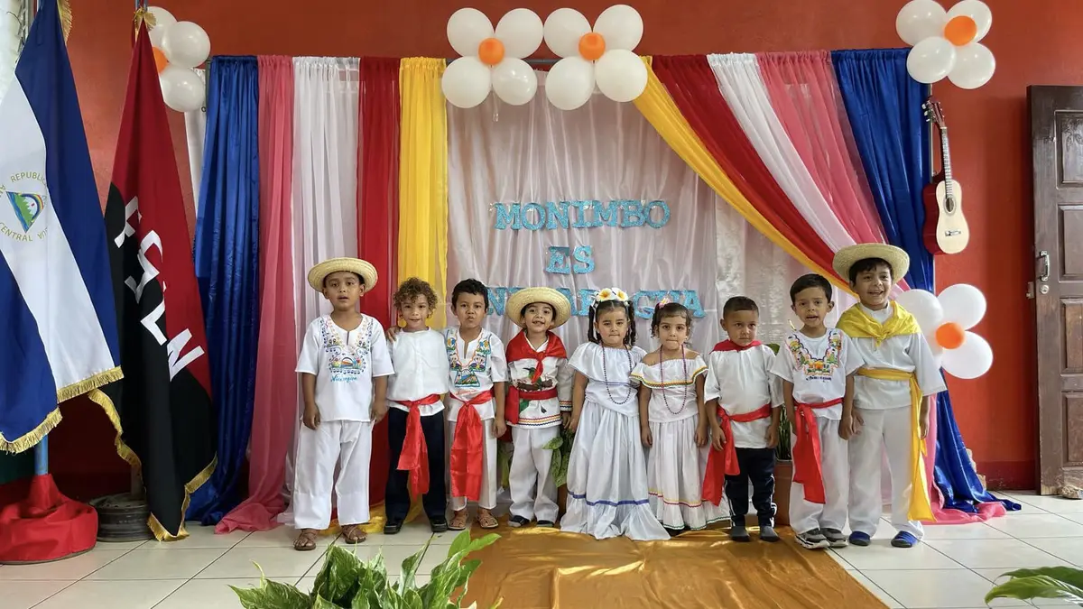 Niños de Macuelizo rinden homenaje a Monimbó con trajes típicos