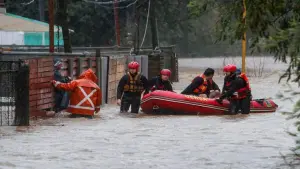 Autoridades de Chile evacuan a 60 familias tras desbordamiento del río