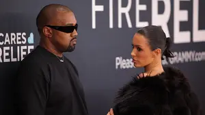 Bianca Censori y Kanye West expulsados tras atrevida aparición