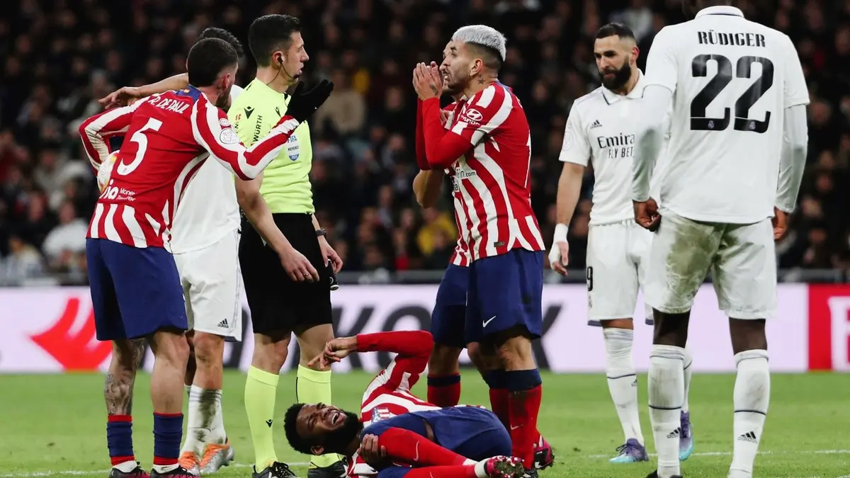 El derbi de Madrid se calienta por las controversias arbitrales
