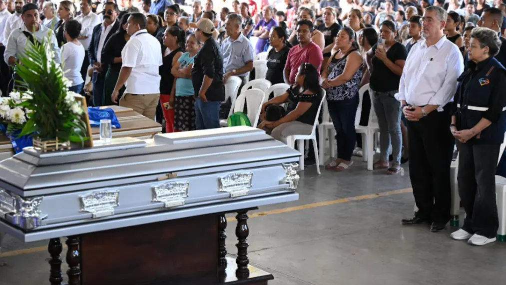 Presidente de Guatemala visita a familiares de víctimas del accidente de autobús