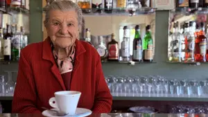 Barista de 100 años que no deja su cafetería y se niega a jubilarse