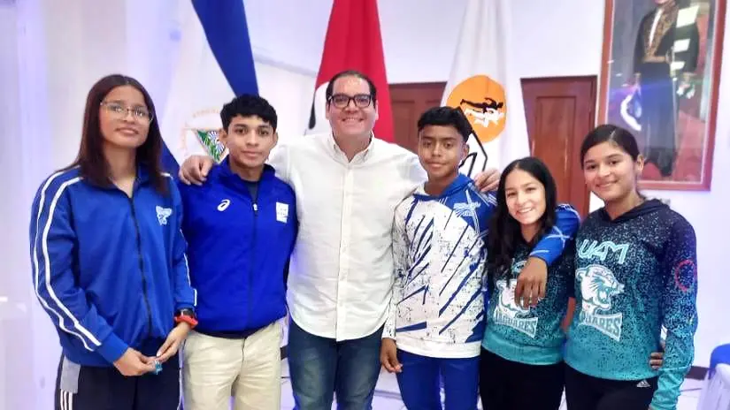 Selección de Atletismo de Nicaragua es abanderada para torneo en Guatemala