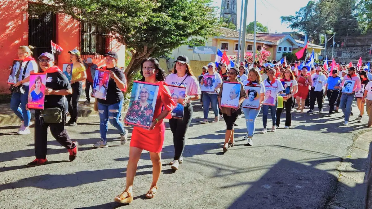 Diriamba recuerda a mujeres ejemplares con caminata y ofrenda floral