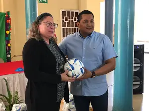 Entregan equipamiento deportivo para fomentar el Fútbol Escolar en Managua