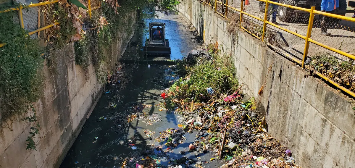 Avanza la limpieza de cauces en la capital, trabajando en el barrio La Primavera