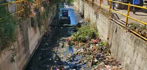 Avanza la limpieza de cauces en la capital, trabajando en el barrio La Primavera